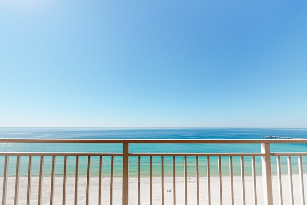 Property grounds - Oceanfront, 7th-floor condo with pool, ocean view & high-speed WiFi (Panama City Beach)