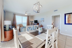 Dining - Oceanfront, 7th-floor condo with pool, ocean view & high-speed WiFi (Panama City Beach)