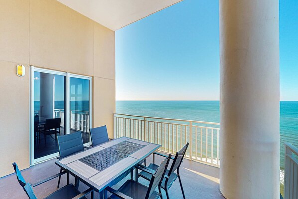 Outdoor dining - High-end beachfront condo with pools & gym - walk to the beach (Panama City Beach)