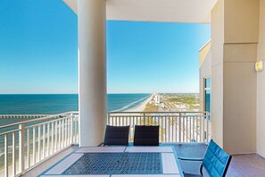 Outdoor dining - High-end beachfront condo with pools & gym - walk to the beach (Panama City Beach)