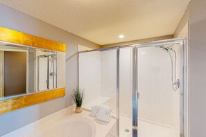 Shower, towels - Oceanfront condo with pools, hot tub, tennis & gym - easy beach access (Pensacola)