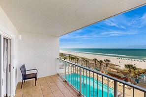 Property grounds - Cozy beachfront condo with private balcony, shared pool & beach access (Panama City Beach)