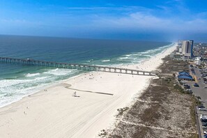 On the beach - Beachfront condo with stunning Gulf views, beach access, pool, balcony & AC (Panama City Beach)
