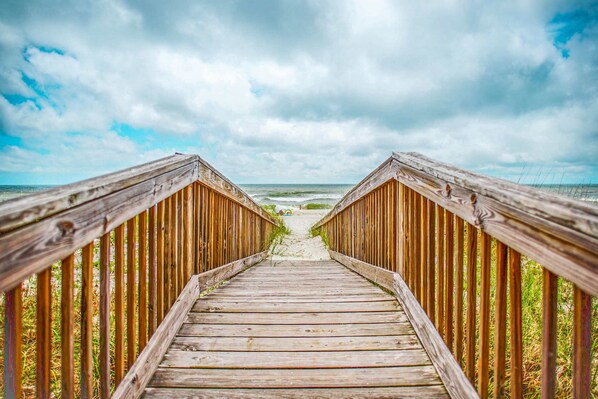 Property grounds - Ideally located coastal condo with Gulf views, private balcony & beach access (Perdido Key)