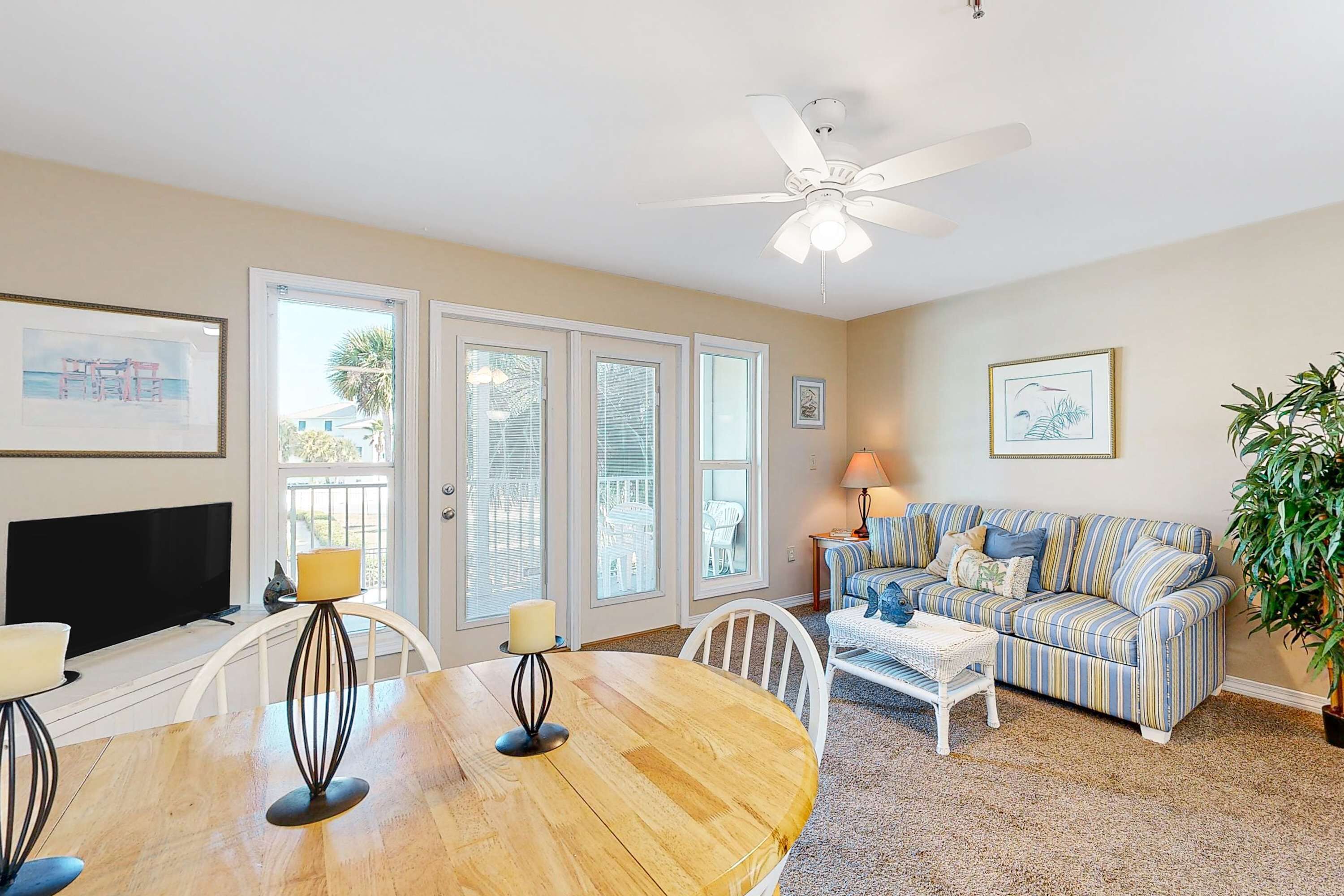 Televisión, reproductor de DVD y oficina 