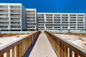 Property grounds - Fourth floor, cozy oceanfront condo w/ pool access, ocean view (Fort Walton Beach)