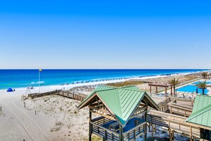 On the beach - Fourth floor, cozy oceanfront condo w/ pool access, ocean view (Fort Walton Beach)
