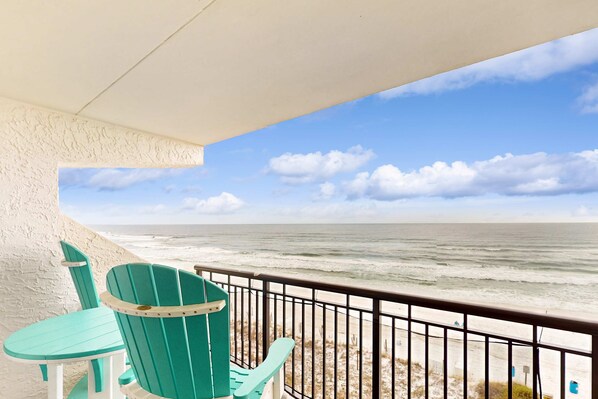 Property grounds - Beachfront condo with beach setup- close to everything (Fort Walton Beach)