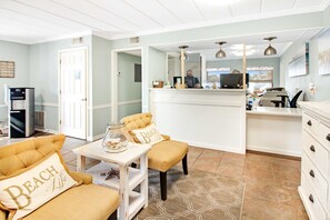 Lobby - Beachfront condo with beach setup- close to everything (Fort Walton Beach)