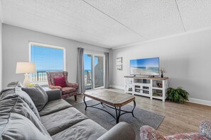 TV, offices - Cozy Gulf-front condo with 2 beach chairs - close to entertainment (Fort Walton Beach)