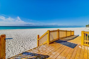 On the beach - Beachfront condo in gated resort | Pools & Hot tub (Panama City Beach)
