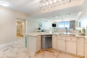 Fridge, microwave, oven, stovetop - 12th-Floor, Beachfront Condo with Fast WiFi, Shared Pools, Hot Tub, Fitness Room (Panama City Beach)