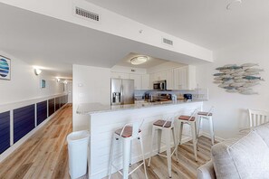 Kjøleskap, mikrobølgeovn, ovn og kokeplater