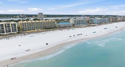 Oceanfront Condo with Shared Pool & Hot Tub, Ocean View, & Private Washer/Dryer