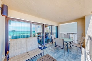 Outdoor dining - Luxury, oceanfront condo with outdoor pool & patio - snowbird-friendly (Miramar Beach)
