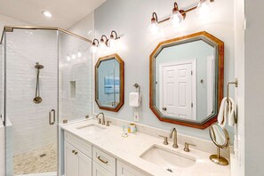 Shower, towels - Modern condo with pool access, screened balcony, W/D, & bikes - close to beach (Santa Rosa Beach)