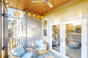 Terrace/patio - Modern condo with pool access, screened balcony, W/D, & bikes - close to beach (Santa Rosa Beach)