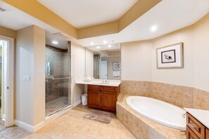 Shower, towels - Resort Condo w/ Screened Porch & Shared Pools, Hot Tubs, Beach Club, Golf, Gym (Perdido Key)