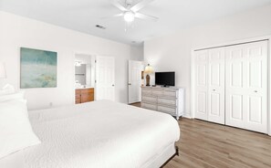 3 bedrooms, iron/ironing board, WiFi, bed sheets - Beach Peach Large Patio, Grill, Beach Pavillion, Nearby Activities (Miramar Beach)