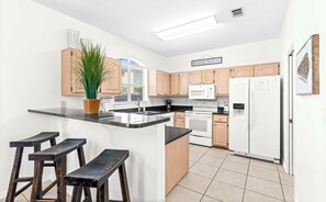 Fridge, microwave, oven, stovetop - Beach Peach Large Patio, Grill, Beach Pavillion, Nearby Activities (Miramar Beach)