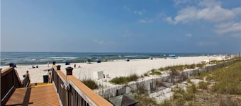 Gorgeous Oceanfront condo with washer/dryer, Gulf-front balcony & pool/hot tub