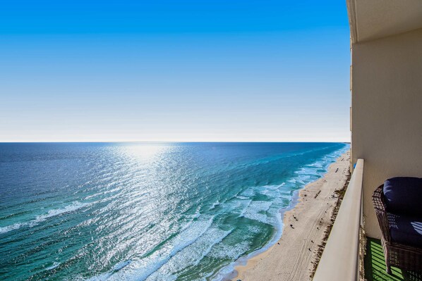 On the beach - Remodeled family-friendly, beachfront condo w/ Gulf views, Pool & Hot tub (Panama City Beach)