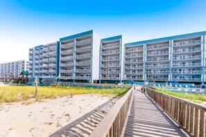 Exterior - Fourth floor oceanfront studio w/ ocean views, pool access, central AC, and WiFi (Fort Walton Beach)