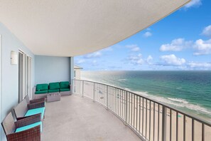 Property grounds - Gorgeous beachfront condo, shared pool and beach access (Panama City Beach)