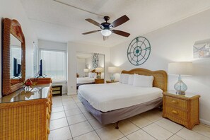 2 bedrooms, iron/ironing board, WiFi, bed sheets - Waterfront condo with easy beach access, central AC, & pool (Fort Walton Beach)