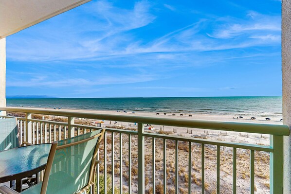 Property grounds - Gulf front condo w/ beach setup included - near entertainment (Fort Walton Beach)