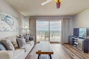 TV, DVD player, offices - Gulf front condo w/ beach setup included - near entertainment (Fort Walton Beach)
