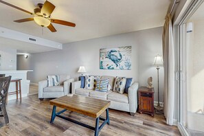 TV, DVD player, offices - Gulf front condo w/ beach setup included - near entertainment (Fort Walton Beach)