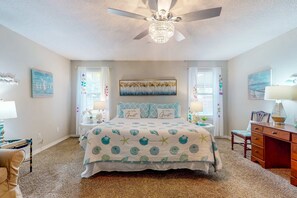5 bedrooms, iron/ironing board, travel cot, WiFi - Home with kitchen, patio, playground, central AC, & W/D (Pensacola)