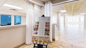 Ein Hotel Veranstaltungsraum mit einem Schild, das Dienstleistungen wie Hochzeiten, Empfänge und Konferenzen auflistet.