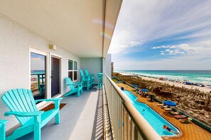 Property grounds - Gulf front condo with free WiFi, washer&dryer, shared pool, & beach access (Fort Walton Beach)