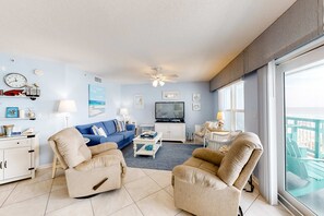 TV, DVD player, offices - Gulf front condo with free WiFi, washer&dryer, shared pool, & beach access (Fort Walton Beach)