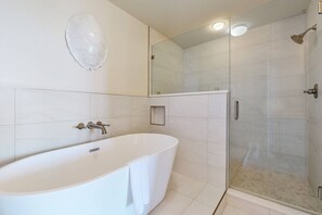 Shower, towels - 18th-floor condo with amazing views, beach access, pools & gym (Perdido Key)