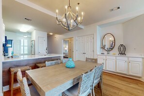 Dining - 18th-floor condo with amazing views, beach access, pools & gym (Perdido Key)