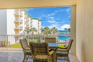Outdoor dining - Chic first-floor condo with Gulf & pool view & pickleball - steps to beach (Santa Rosa Beach)