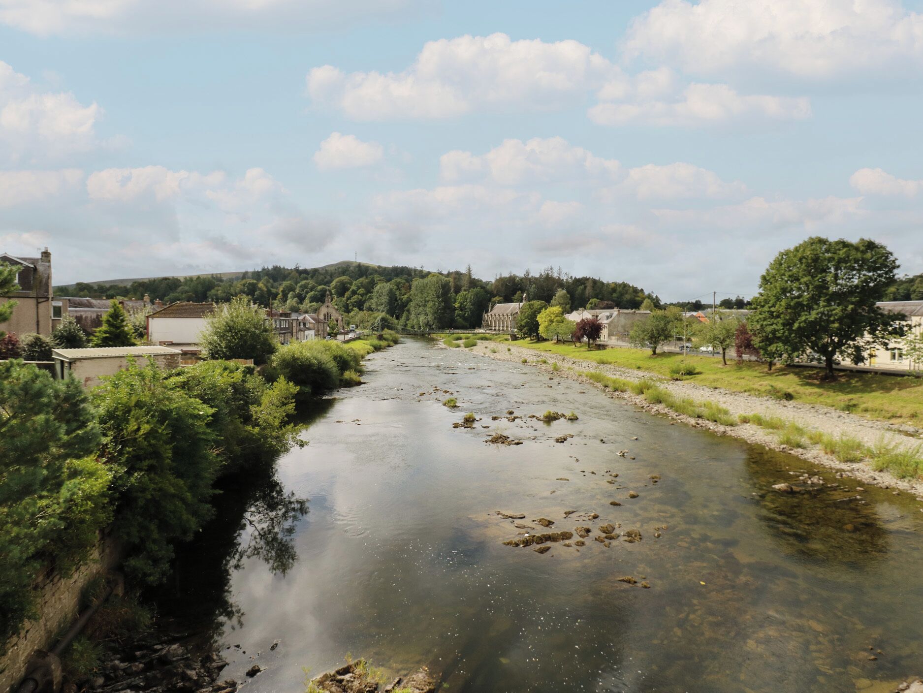Ein Fluss fließt durch eine Stadt, gesäumt von Gebäuden.