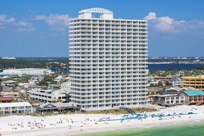 On the beach - Chic & stylish beachfront condo with wraparound balcony, pools, & gym (Panama City Beach)