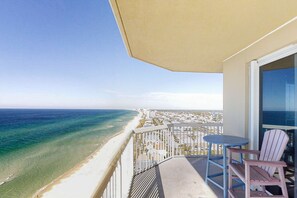 Property grounds - Chic & stylish beachfront condo with wraparound balcony, pools, & gym (Panama City Beach)