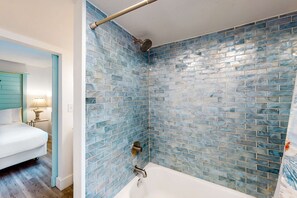 Shower, hair dryer, towels - Beachfront condo with a private balcony, three pools, tennis, & picnic area (Panama City Beach)