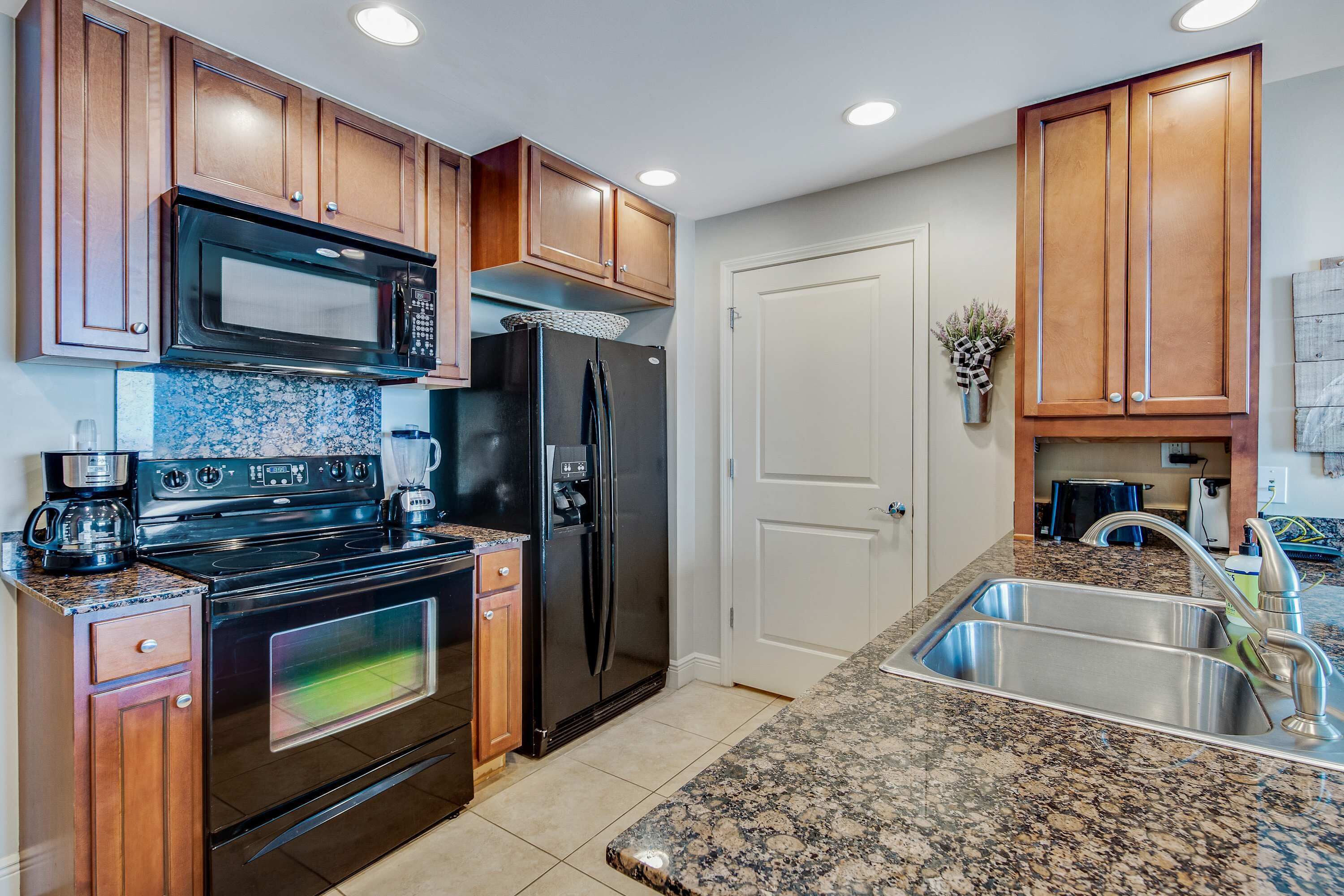 Frigorífico, microondas, horno y placa de cocina