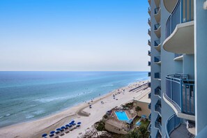 On the beach - Beachfront condo with incredible views, pool, hot tub & fitness center (Panama City Beach)