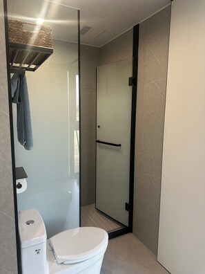 Haartrockner, Handtücher, Seife, Toilettenpapier