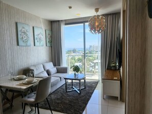 Living area - 1 BR 5mins to beach Sea view Riviera Wongamat (Muang Pattaya)