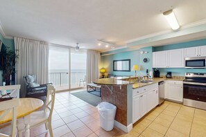 Fridge, microwave, oven, stovetop - Spacious, beachfront condo w/shared gym, sauna, hot tub, pools, and BBQ area (Panama City Beach)