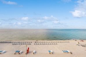 På stranden