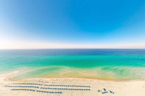 On the beach - Inviting gulf-front condo w/ beach service, pools, hot tubs & fitness center (Panama City Beach)